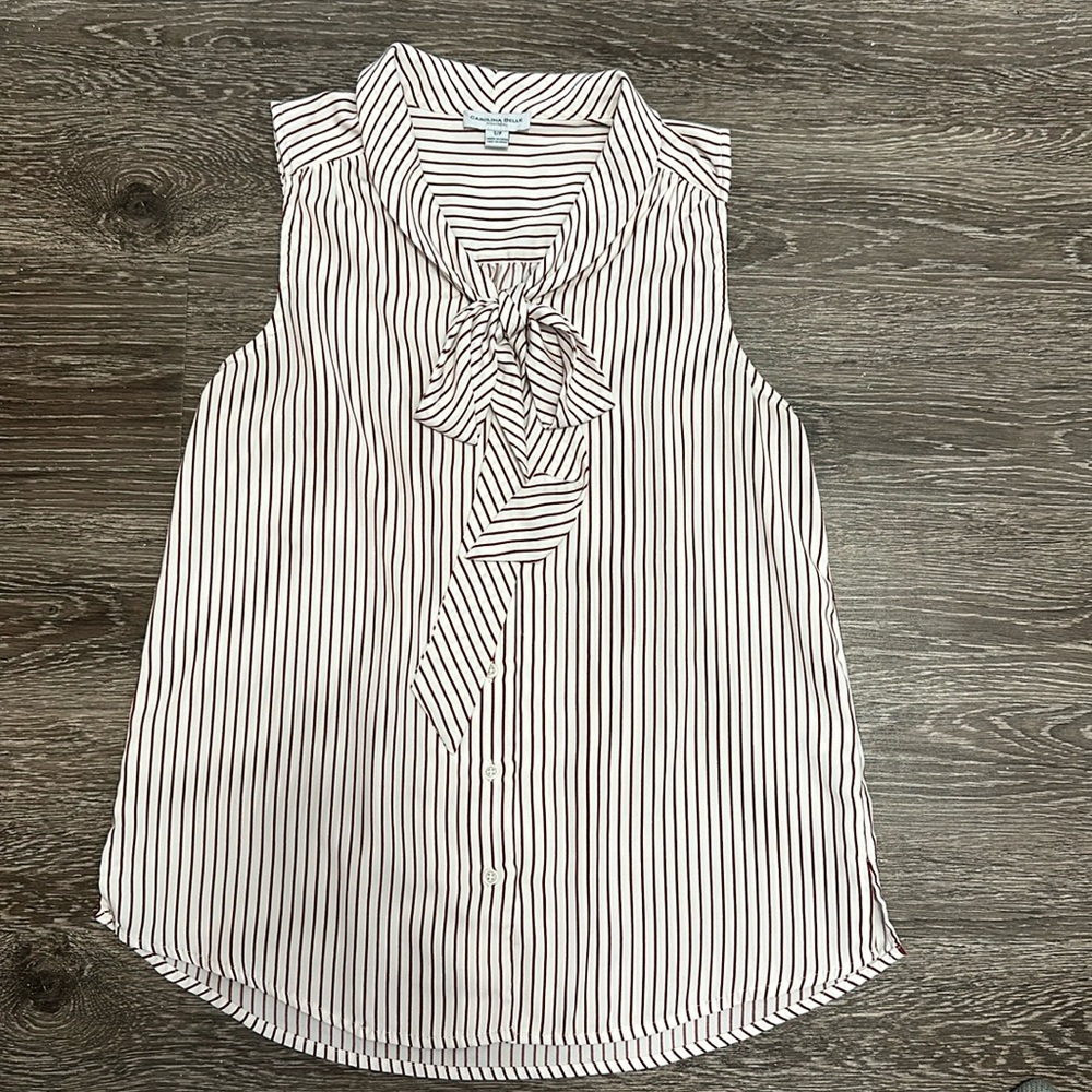Sleeveless white and burgundy shirt